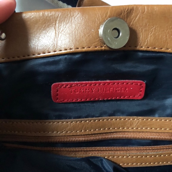 Tommy Hilfiger purse - Picture 3 of 12
